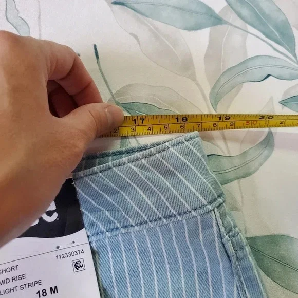 LEE | Mid Rise Short in Light Stripe sz 18M - Picture 7 of 8